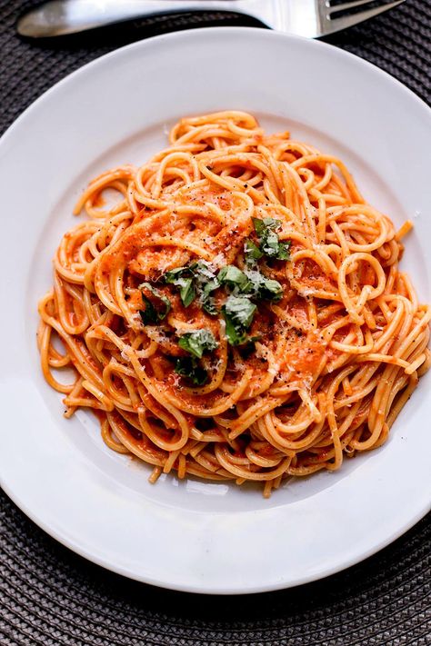 Red Pepper Alfredo, Roasted Red Pepper Alfredo, Healthy Food Facts, Roasted Red Pepper, Alfredo Sauce, Food Goals, Roasted Red Peppers, So Delicious, Red Pepper