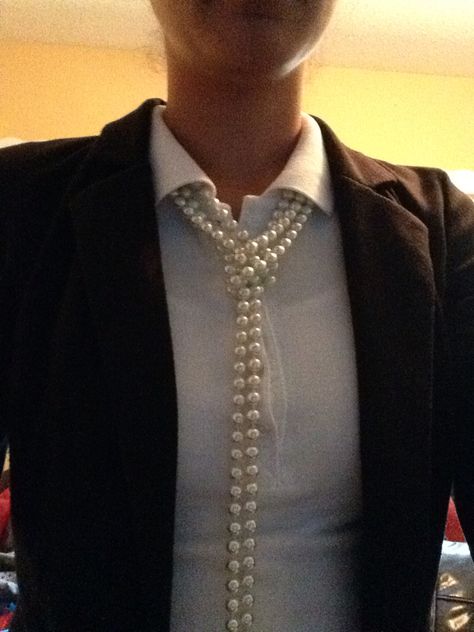 Pearls fashioned as a tie, not bad! Accesorize Outfits How To, How To Tie Pearl Necklace, Pearl Tie Necklace Outfit, Styling Pearls, Scarf With Pearls, Pearl Tie Shaped Necklace, Chic Button-up Tops With Pearl Buttons, Tie Not, Pearl Necklace Outfit