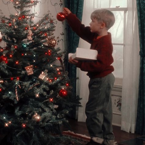 Old Christmas Movies, Home Alone Movie, Home Alone Christmas, Xmas Movies, Christmas Films, Macaulay Culkin, Xmas Wallpaper, Christmas Feeling, Old Christmas