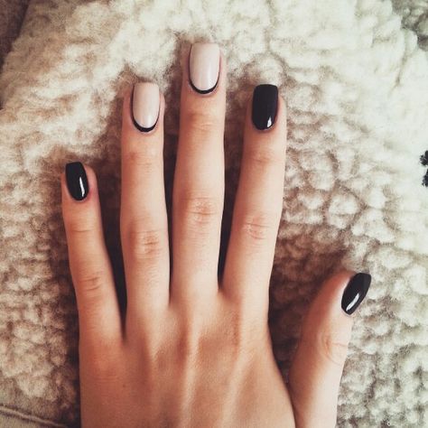 Black and beige reverse french manicure Reverse French Nails, Reverse French Manicure, Reverse French, French Manicure Designs, Manicure Colors, Nude Nail, Nude Nail Designs, Beige Nails, French Nail Designs