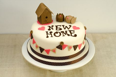 A few weeks ago, one of my work colleagues asked me if I could make her a New Home cake as a gift for friends who were moving into a new home. As I am about to embark on a 5 day intensive cake deco... New Home Cake Ideas, New Home Cake, Welcome Home Cakes, Housewarming Cake, Housewarming Party Decorations, Home Cake, Cake Decorating Courses, Cake House, House Cake