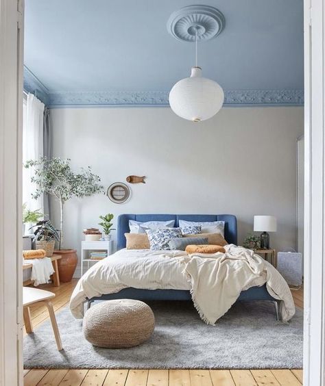 All Blue Painted Room, Light Blue Ceiling Bedroom, Square Room Ideas, Pale Blue Ceiling, Blue Ceiling Bedroom, Light Blue Ceiling, Pojagi Patchwork, Blue Ceiling, Blue Bed