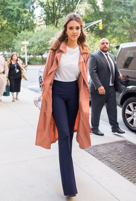 Jessica Alba trench coat and trousers De Stijl, Jessica Alba Style, Street Style 2016, Poppy Delevingne, Chanel Cruise, Kendall Jenner Outfits, Nice Outfits, Looks Street Style, Meryl Streep