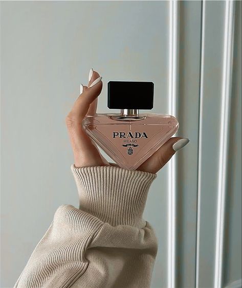 Prada Perfume, Estilo Rachel Green, Prada Aesthetic, Antique Perfume Bottle, Fragrances Perfume Woman, Long Lasting Perfume, Perfume Scents, Perfume Lover, Best Photo Poses