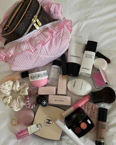 Fav Things To Do, Fav Thing To Do, Blush Aesthetic, Makeup Minimal, Makeup Bag Essentials, Parisian Lifestyle, Swag Makeup, Beautiful Eye Makeup, Neutral Style