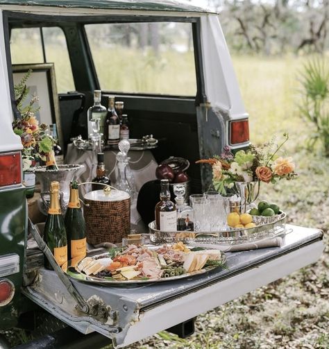 Serious tailgating Football Tailgate Aesthetic, Tailgate Wedding Reception, Fancy Tailgate, Tailgate Aesthetic, Alabama Tailgate, Southern Tailgate, Italian Charcuterie, Soiree Ideas, Legal Wedding