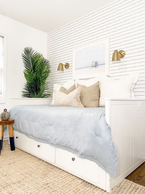 Boys Coastal Bedroom, Coastal Guest Bedroom, Ikea Daybed, Beach House Bedding, Modern Boys Rooms, Eclectic Kids Room, Costal Bedroom, Bedroom Ikea, Grown Up Bedroom