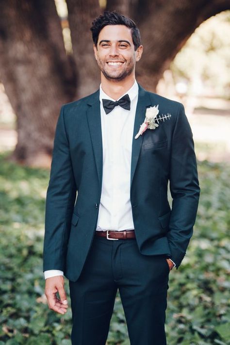 Groom in tuxedo & bow tie. Wedding photographer: Big Love Photography. Celana Khaki, Wedding Suits Men Black, Costum Elegant, Bm Dresses, Men's Wedding Outfit, Mens Wedding Attire, Groom Wedding Attire, Wedding Outfit Men, White Bridesmaid Dresses