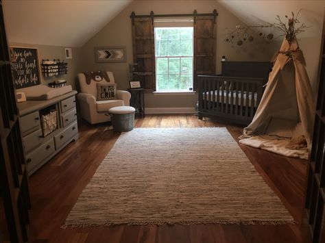 Woodland rustic themed nursery Boho Woodsy Nursery, Log Home Nursery, Country Farmhouse Nursery, Cabin Theme Nursery, Ranch Themed Nursery, Country Baby Room Ideas, Gender Neutral Rustic Nursery, Nursery Ideas Outdoor Theme, Boho Boys Nursery Ideas