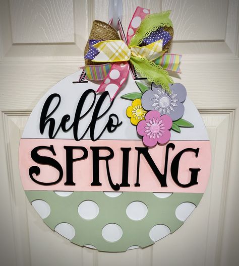 Colorful Door Hanger, Hello Spring Door Hanger, Round Easter Door Hangers, Classroom Door Decoration Ideas, Spring Classroom Door, Spring Door Hangers, Door Rounds, Wooden Door Ideas, Spring Signs