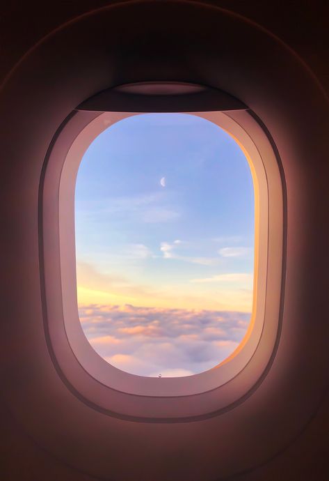 Bjørg-Elise Tuppen's Moments With The Moon - Fubiz Media  loved by www.flamingolandia.online  #pink #moon #plane #fotography #flamingolandia #fubiz #clouds Airplane Aesthetic Wallpaper Night, Plane Window View, Baby Blue Wallpaper, Plane Window, Airplane Wallpaper, Airport Aesthetic, Windows Wallpaper, Airplane Window, Above The Clouds