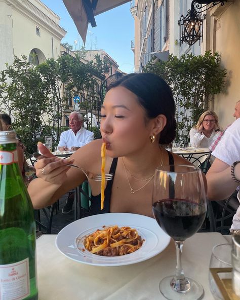 Eating Pasta In Italy Aesthetic, Pasta Pictures Instagram, Eating Pasta Pictures, Pasta Eating Photo, Rome Pasta Aesthetic, Summer Rome Aesthetic, Italy Photoshoot Aesthetic, Pasta Pictures Aesthetic, Europe Pictures Aesthetic