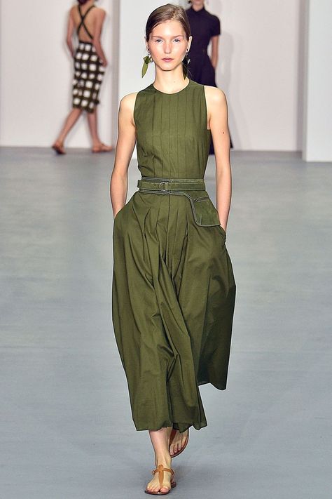 Jasper Conran Spring/Summer 2017 Ready To Wear Collection | British Vogue Jasper Conran, Green Jasper, Summer Fashion Trends, Fashion Dresses Casual, British Vogue, Brown Sandals, Pocket Bag, Casual Summer Dresses, Mode Inspiration