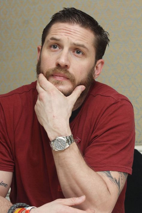 Tom Hardy in my favorite color and type of shirt to see a man in. OMG. How did this happen?! Edward Thomas Hardy, Tom Hardy Photos, Black Hawk Down, Hardy Boys, Thomas Hardy, Ridley Scott, Christopher Nolan, Hd Pictures, Christian Bale