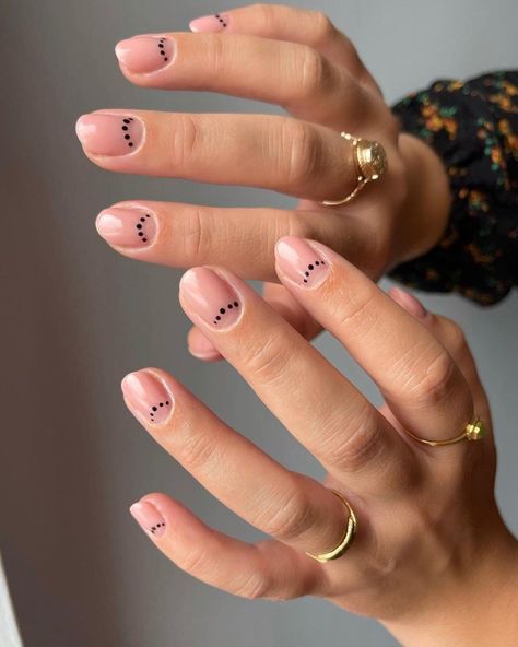 Celebrity Nails Trends, Dot Nail Art Designs, Festive Manicure, Red Carpet Manicure, Cute Short Nails, Nagellack Trends, Dot Nail Art, Nude Nail Designs, Christmas Nails Acrylic