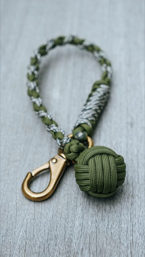 Keychain Self-Defense Tool Paracord   craftideas, survival, knot, boyscout, knots, knot paracord, nautical knot, decorative knot, paracord lanyard, paracord patterns, macramé Knotwork, survival bracelet, cording, paracord instructions, paracord knot, macrames, craftideas, macrame projects, how to paracord, paracord use, paracord bracelet, diy bracelets Paracord Wristlet, Paracord Instructions, Paracord Projects Tutorials, Monkey Fist Keychain, Parachute Cord Crafts, Paracord Monkeyfist, Paracord Patterns, Seal Training, Girls Camp Crafts