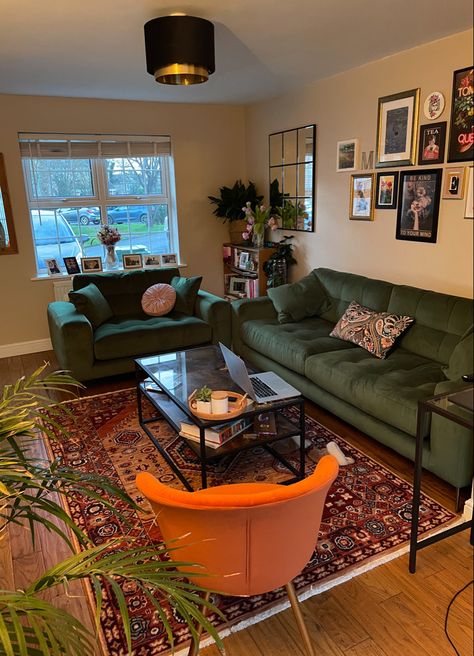 Gallery wall, green sofa, orange rug living room Real People Real Rooms, Green Sofa Rug Ideas, Apartment Decor Green Couch, Orange Green Apartment, Green Couch Living Room Apartment, Living Room Green Couch Decor, Orange Rug Green Couch, Boho Living And Dining Room Combo, Green And Orange House Aesthetic