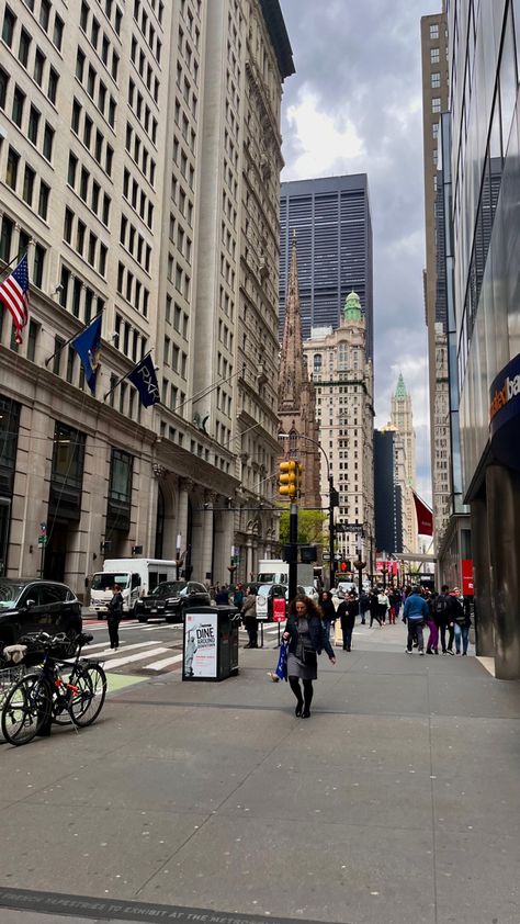 Wall street new york #newyorkcity #wallstreet #aesthetic #manhattan Wall Street Aesthetic Women, Investment Banker Aesthetic, Wall Street Aesthetic, New York Wall Street, Upper Manhattan, Street Girl, Street New York, Post Grad, New York Life