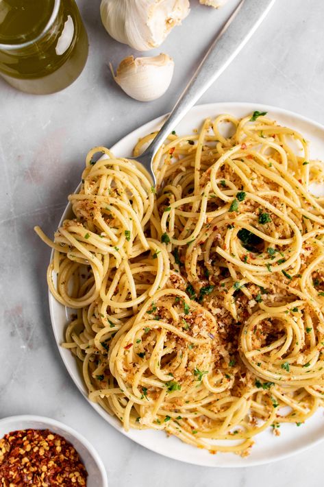 Authentic Aglio E Olio Recipes, Aglio E Olio, Aglio E Olio Recipes, Pasta Aglio E Olio, Anchovy Pasta, Aglio E Olio Recipe, Olive Oil Pasta, Quick Pasta Dishes, Baked Lasagna