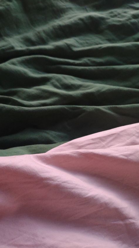 Pink and green bedding Light Pink Dark Green Aesthetic, Pink And Green Bed, Light Pink And Green Aesthetic, Dark Green And Pink Bedroom, Green And Pink Bedding, Pink And Green Bedding, Pink And Green Room, Uni Decor, Gothic Boho Home Decor