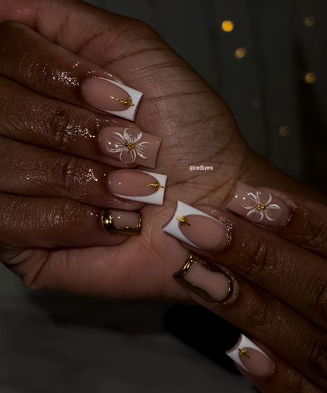 Frenchies Acrylic Nails With Design, Short Nails Fall Ideas, Gold Chrome Flower Nails, French Tip Natural Nails With Design, Textured Nails Design, White Nails Gold Accent, Rod Wave Nails, Brown Short Acrylic Nails, Short Birthday Nail Designs