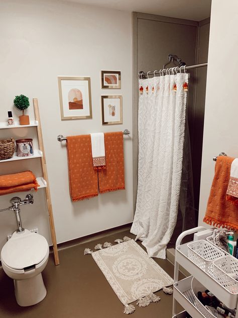 Cute Dorm Bathroom Decor, Boho Dorm Bathroom, College Bathroom Inspiration, Dorm Restroom Decor Ideas, College Apartment Inspo Bathroom, Neutral Dorm Decor, Dorm Suite Bathroom Ideas, Fun Apartment Bathroom, Dorm Room Bathroom Ideas Decor