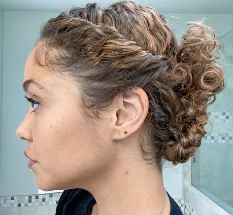 Messy Low Bun Curly Hair, Low Bun Hairstyles Curly Hair, Curly Hair Low Bun, Curly Hair Updo Tutorial, Pretty Curly Hair, Curly Hair Bun Styles, Curly Hair Up, Dreamy Hair, Bun With Curls