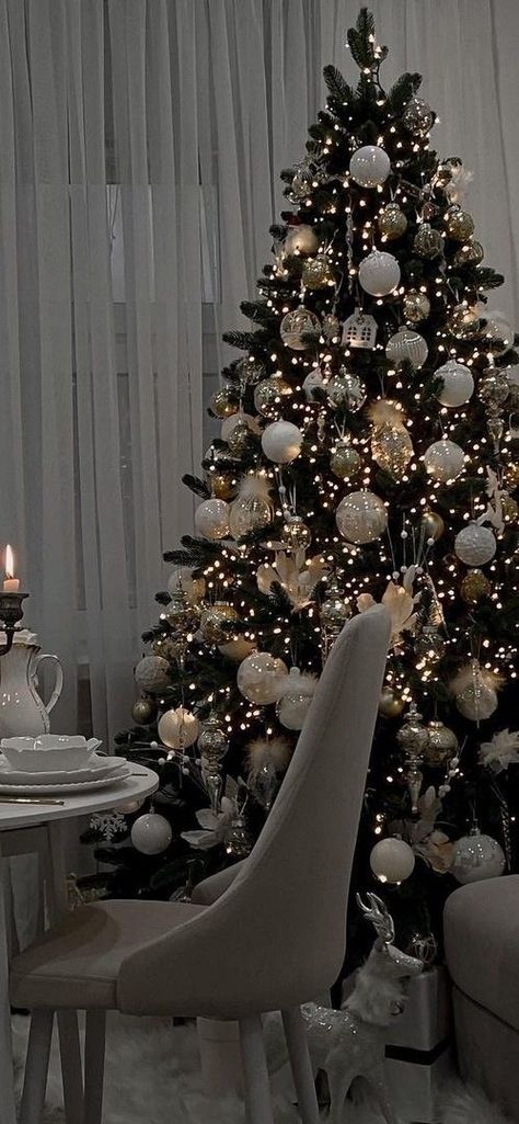 Male Christmas Tree Ideas, Astetic Christmas Tree, White Black And Gold Christmas Decor, Cozy Christmas Tree Decorations, Simply Christmas Tree Decor, Christmas Tree Frosted, Christmas Tree Ideas Simple Elegant, White And Gold Christmas Tree Ideas, Aesthetic Christmas Tree Ideas