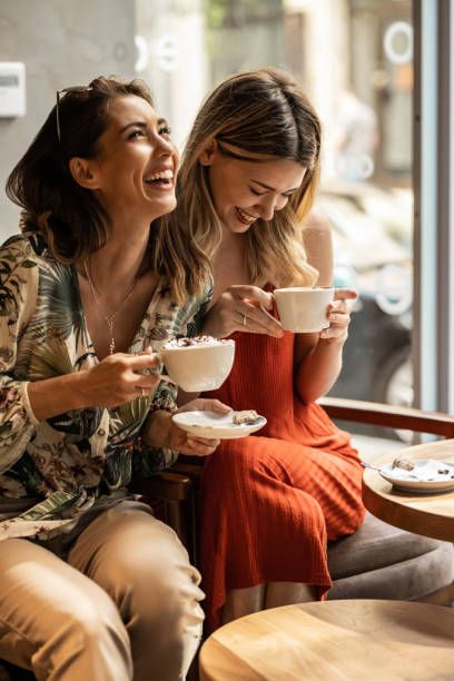 People Drinking Coffee, Nyc Coffee Shop, Nyc Coffee, Cafe Pictures, Tea Burn, Coffee Stock, Women Laughing, Friends Drinks, Happy Coffee