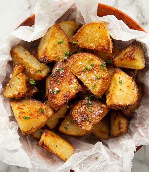 Vinegar Potatoes, Chicken And Chorizo Pasta, Salt And Vinegar Potatoes, Best Roast Potatoes, Salted Potatoes, Salad Appetizer, Salt And Vinegar, Roasted Potato Recipes, Lemon Potatoes