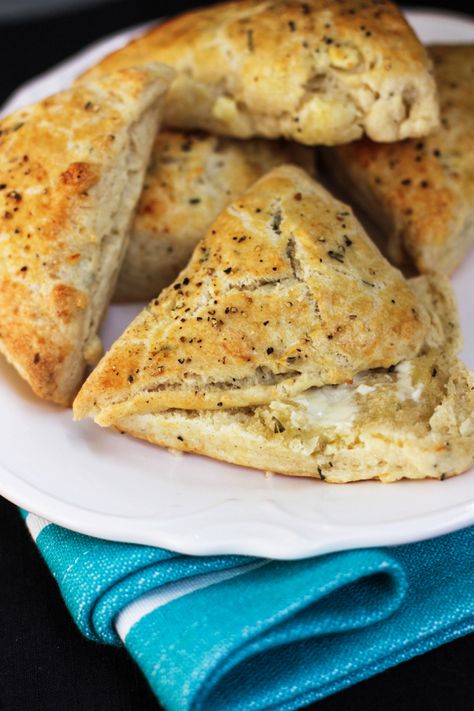 Feta Scones, Cheddar Scones Recipe, Making Scones, Rosemary Scones, Savory Scones Recipe, Real Food Dinner, Side Ideas, Homemade Scones, Tasty Bread Recipe