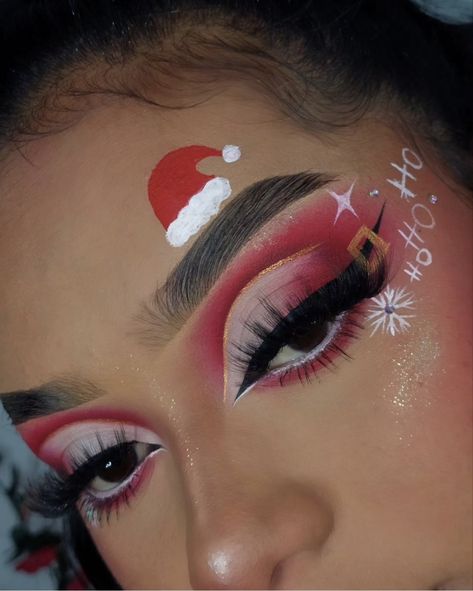 Santa Eye Makeup, Cute Christmas Eyeshadow Looks, X Mas Makeup Look, Santa Makeup Looks, Christmas Parade Makeup, Easy Holiday Makeup Looks, Santa Makeup Christmas, Xmas Eyeliner, Christmas Make Up Idea