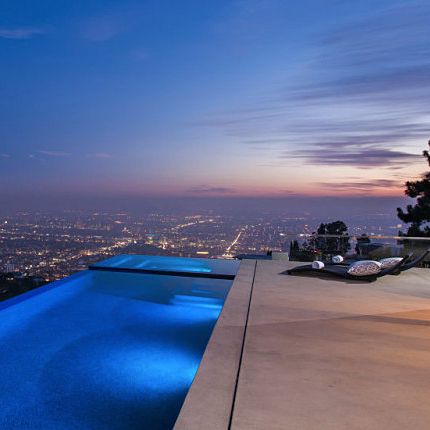 Infinity pool and spa at this spectacular mansion in the exclusive Bird Streets of Los Angeles. Credit: Agents Josh Altman and Matt Altman Los Angeles Penthouse, Hollywood House, Penthouse Luxury, Penthouse View, Mansion Aesthetic, Mountain Villa, Los Angeles Aesthetic, Hollywood Homes, Modern Pools