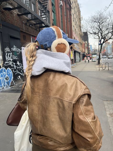 Hair inspo double braids nyc leather jacket baseball cap hairstyles Plaid Hat Outfit, Winter Baseball Cap Outfit, Ear Muffs Hairstyle, Outfit Gita, Ball Cap Outfit Winter, Brown Beanie Outfit, Blue Hat Outfit, Cap Outfit Winter, 2025 Motivation