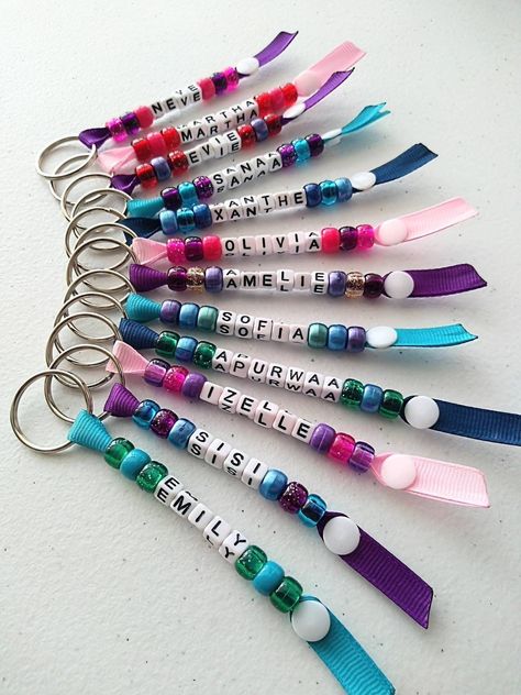 Personalised keyring with text & colours - Ideal for end of year gifts. Hand-crafted in the UK using high-quality How To Make Name Keychains, Handmade Thank You Gifts, Keychain Ideas Beads, Cute Diy Keychains, Bead Keychain Diy, School Keychains, Beads Design Ideas, Homemade Keychains, Summer School Crafts