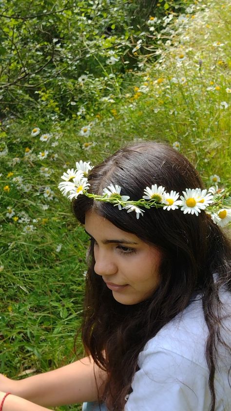 Daisy tiara/Daisy crown/Daisy diadema/ flower hardband/forest/ cottage core/ fairy aesthetic/cute girl/ hippie/ photos ideas Daisy Crown, Daisy Headband, Flower Princess, Pretty Flowers, Tiara, Daisy, Crown, Flowers