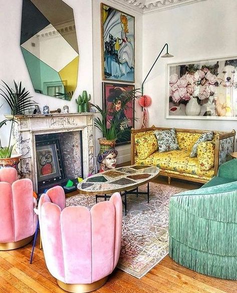 a maximalist living room with a yellow printed sofa, pink chairs and a green fringe sofa, bold artworks and a catchy mirror Yellow Sitting Room, Maximalist Living Room, Pink Chairs, Eclectic Interior Design, Printed Sofa, Pink Green Yellow, Green Sofa, Eclectic Living Room, Pink Chair