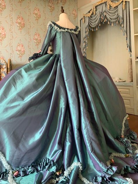 Old Fashioned Dresses 1800, 1800 Ball Gowns, Tudor Gown, Era Victoria, 1800's Dress, Baroque Dress, Historical Gowns, Satin Evening Dress, Victorian Gown