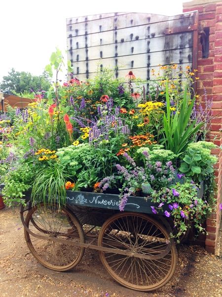 Petersham Nurseries - a source of inspiration Small Garden Center, Greenhouse Retail Displays, Plant Nursery Display Ideas, Outdoor Garden Center Displays, Small Plant Nursery Ideas, Plant Nursery Ideas, Greenhouse Miniature, Herbal Wedding, Green Activities