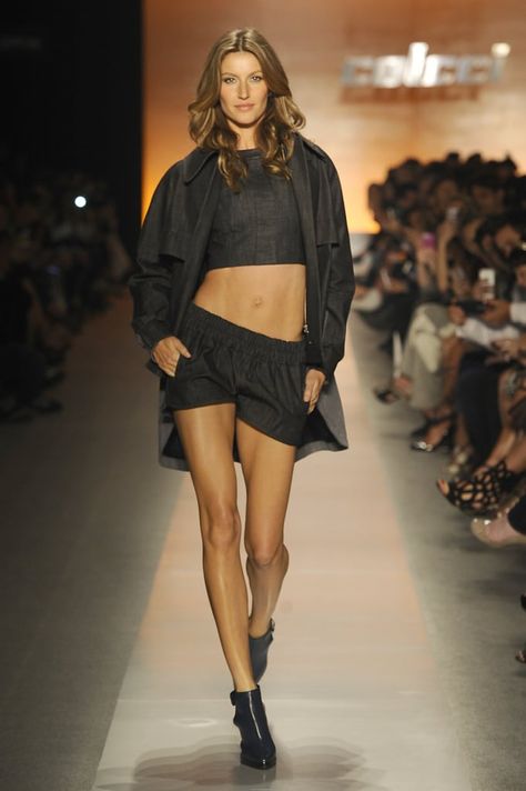 Gisele Bündchen on the Colcci Runway at São Paulo Fashion Week Winter 2014 Gisele Bundchen Style, Gisele Bundchen Body, Gisele B, Catwalk Models, Celebrity Sightings, Gisele Bündchen, Gisele Bundchen, Victoria Secrets, Runway Models