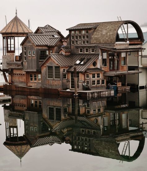 houseiado Houseboat Exterior, Bayview Idaho, House On The Water, Floating Homes, Architecture Unique, Usa House, House Boats, Water House, Sea House