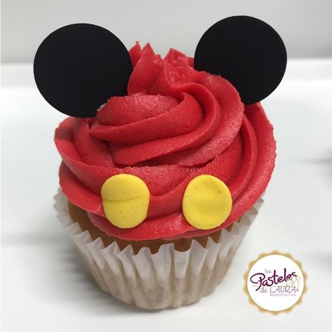 Mickey Minnie Cupcakes, Mickey Birthday Cupcakes, Mickey Mouse Cake And Cupcakes, Mickey Cupcakes Ideas, Mickey Mouse Drip Cake, Diy Mickey Mouse Cupcakes, Homemade Mickey Mouse Cake, Mickey Cake Ideas, Mickey And Minnie Cupcakes