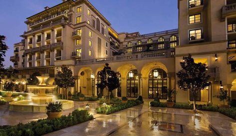 5 Luxury Hotels on our Bucket List Beverly Hills Hotel Wallpaper, Hotel Los Angeles, Hotel Exterior, Los Angeles Hotels, Honeymoon Hotels, Beverly Hills Hotel, Beverly Hills California, Hotel Design, Luxury House