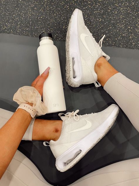 Workout Neutral Aesthetic, Beige Health Aesthetic, Cute Workout Shoes Nike, Gym Neutral Aesthetic, Cream Workout Aesthetic, Beige Aesthetic Workout, Fitness Aesthetic Photos, Neutral Health Aesthetic, Gym Shoes For Women 2023