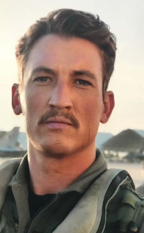 Miles Teller Haircut, Pilot Haircut Men, Bradley Rooster Bradshaw, Mike Teller, Rooster Bradshaw, Bradley Bradshaw, Ava Tele, Jett Lawrence, Clue Board