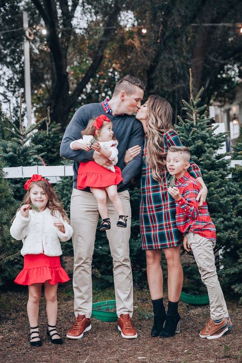 Attractive Outfits, Holiday Photos Outfits, Family Christmas Pictures Outfits, Winter Family Pictures, Christmas Pictures Outfits, Family Portrait Outfits, Christmas Family Photoshoot, Family Christmas Outfits, Winter Family Photos