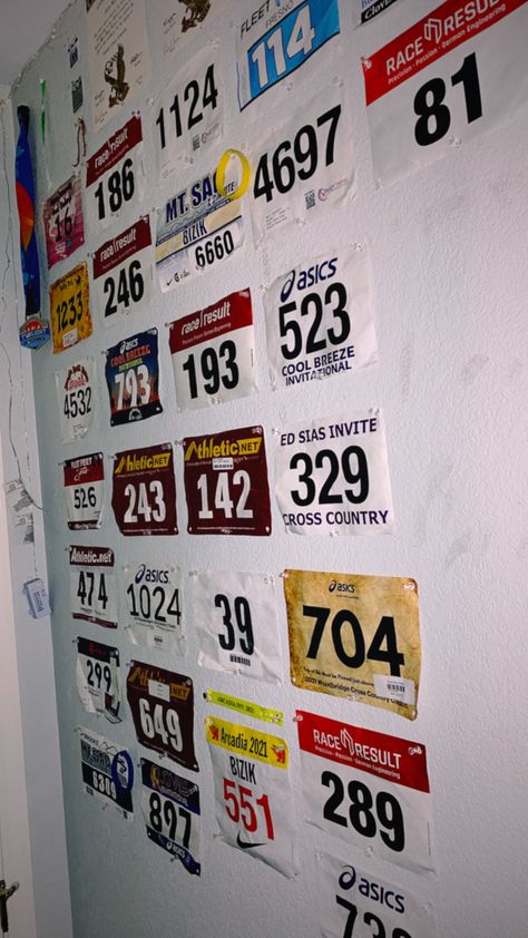 Cross Country Room Decor, Athlete Bedroom Aesthetic, Running Decorations, Race Bib Display, Runner Bedroom, Running Goals, Race Bibs, Aesthetic Fitness, Cool Room Designs