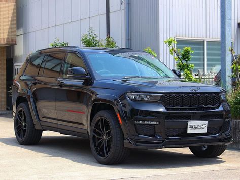 Suv Black Car, Black Jeep Trackhawk, Track Hawk Jeep Black, Black Jeep Grand Cherokee, White Jeep Grand Cherokee, Srt Jeep Grand Cherokee, Blacked Out Cars, Jeep Grand Cherokee Srt, Black Jeep