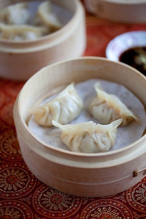 Asian Dumpling Recipe, Bamboo Steamer Recipes, Dumplings Easy, Healthy Chinese Recipes, Cooking Chinese Food, Dumpling Dough, How To Make Dumplings, Pork Dumpling, Steamed Dumplings