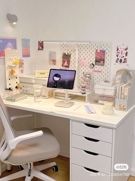 Interior Design Bedroom Teenage, Desk Organisation, Study Desk Decor, White Room Decor, Desk Layout, Desk Inspo, Desk Inspiration, Office Room Decor, Room Redesign